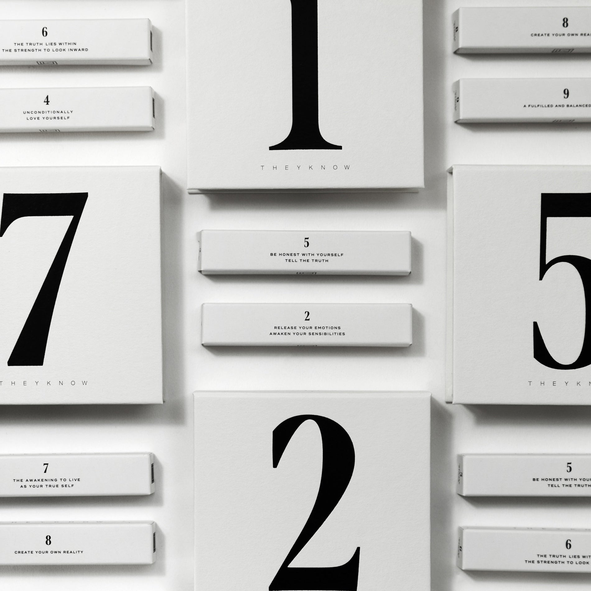 ご購入アイテムに応じたノベルティギフトをご用意しています